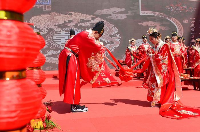 山东青岛：中式集体婚礼助力文化“两创”