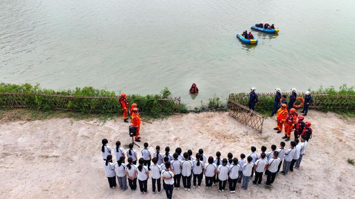 福建漳州：現(xiàn)地教學(xué)，筑牢防溺水安全屏障