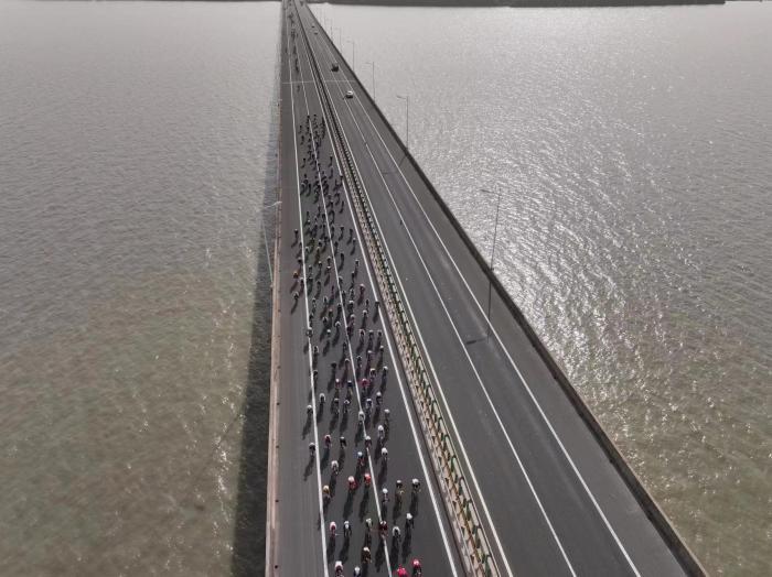 逾1800名选手竞逐环高邮湖自行车赛：车在湖边行 人在画中游