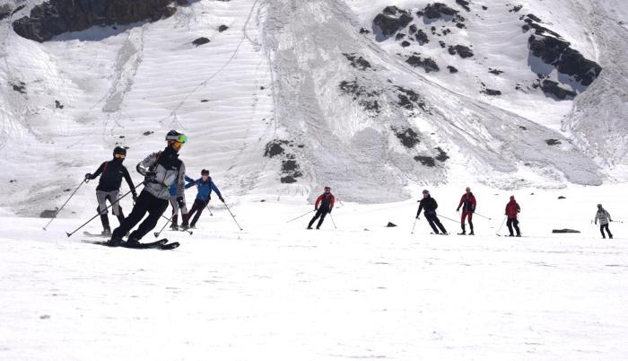 百余名运动员在岗什卡雪峰上展开适应性训练