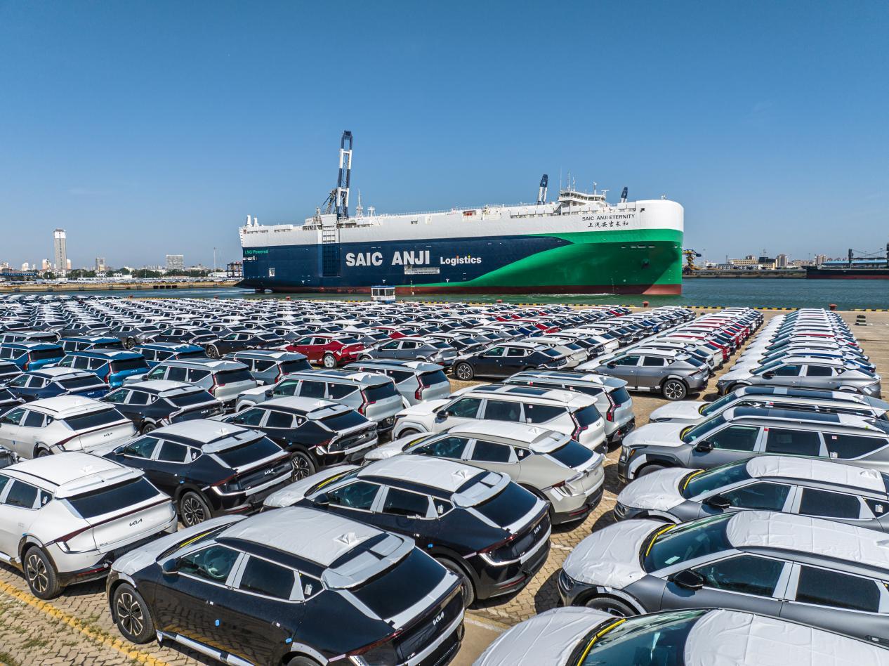 嵌入全球商品车物流供应链！新一代环保型滚装运输船在山东港口烟台港“带货交付”