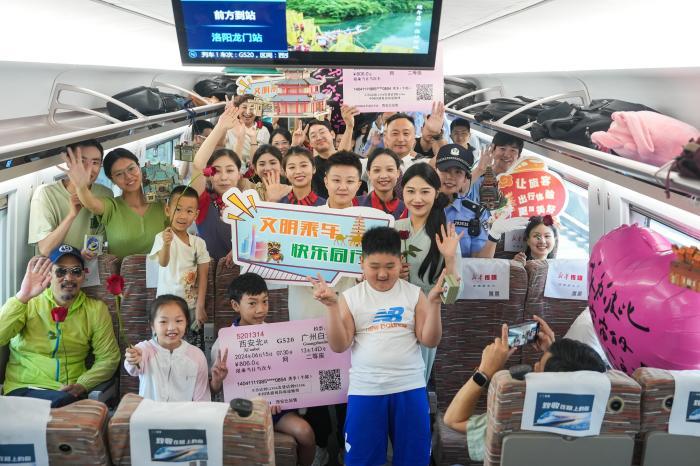  The first G520 "Happiness Train" from Xi'an North to Guangzhou Baiyun starts