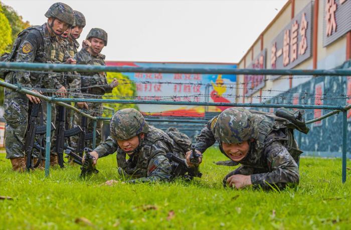 廣西玉林武警官兵戰(zhàn)高溫斗酷暑 “三伏”礪兵正當(dāng)時(shí)