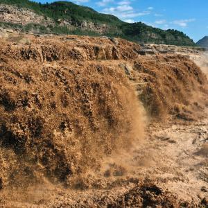 洪峰過境 黃河壺口瀑布現水岸齊平景觀