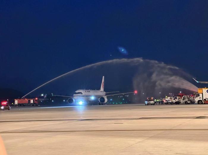 杭州機場“水門禮”迎接首個C919商業航班