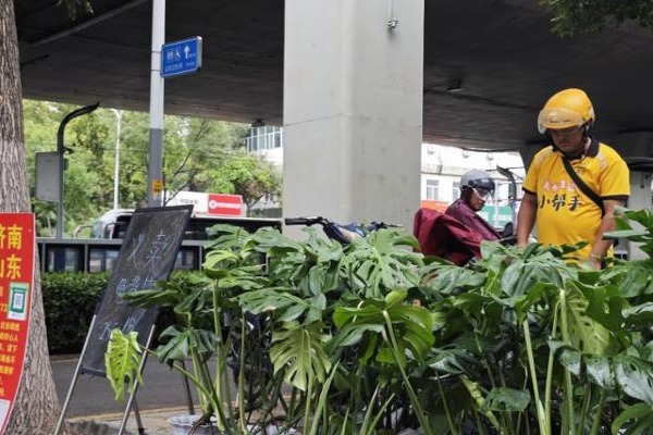 “刮蹭車的外賣小哥”在山東②有飯店提供免費車位，有老人特地趕來捐款