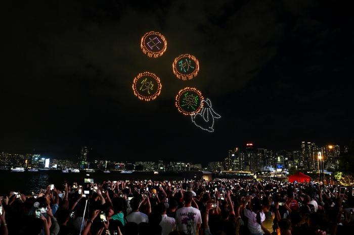 “玉兔”銜來中秋愿 千架無人機維港上空祝團圓