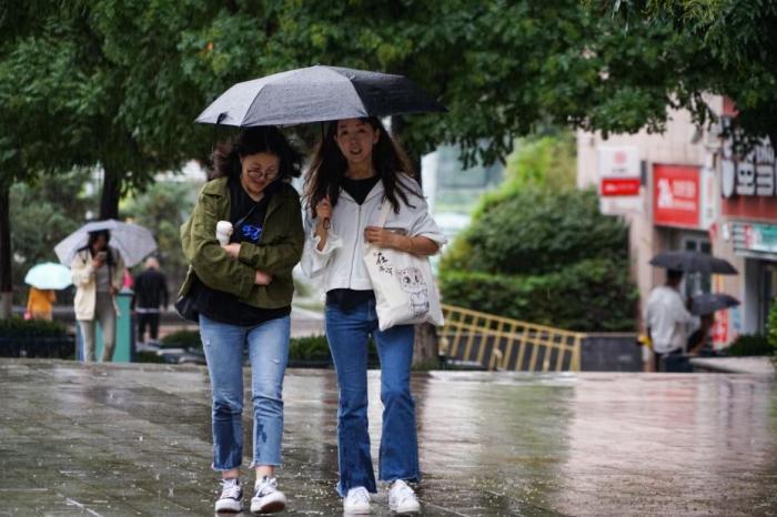 今天后半夜至明天北京預計有小到中雨 氣溫降幅超10℃