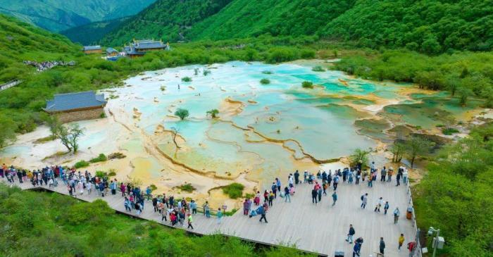 四川黃龍景區單日游客接待量達到最大承載量2.5萬人次