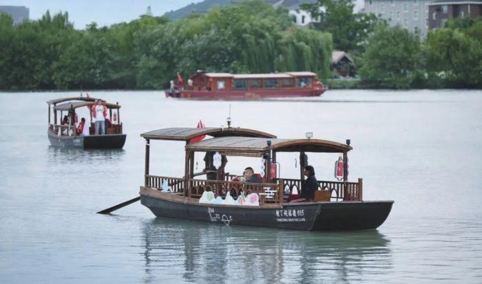 浙江水鄉古鎮“city boat”路線上新 游人好似“畫中人”