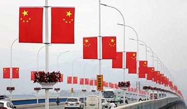 海报时评丨以奋斗姿态展现时代风采