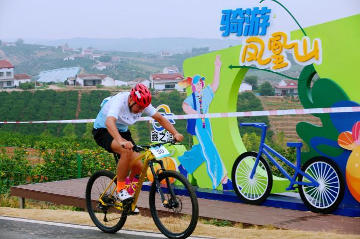 國內自行車選手湖北當陽比拼“山野騎技”