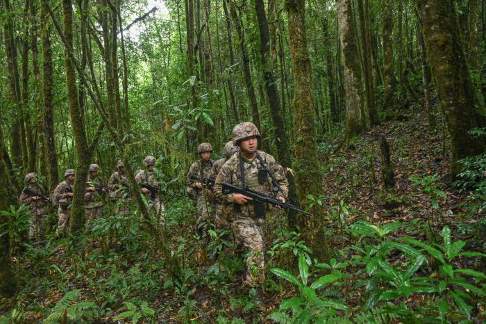 西藏軍區(qū)某部官兵巡邏“中國最后的秘境”