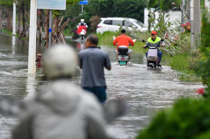 持續強降雨致海口多路段積水嚴重