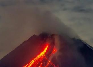 印尼一火山噴發影響大批國際航班 多國游客滯留