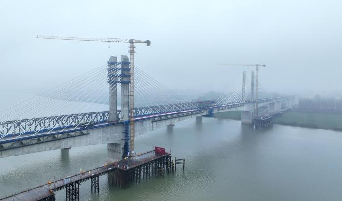 淮河最大跨度鐵路橋主跨合龍