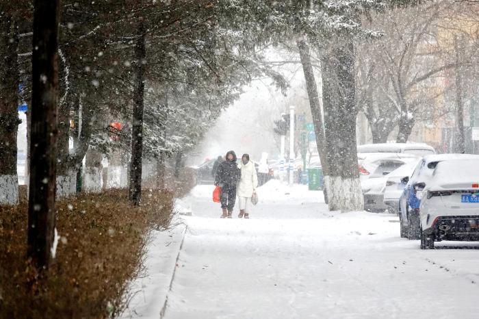 黑龍江同江：300余人連夜清雪萬(wàn)余立方米