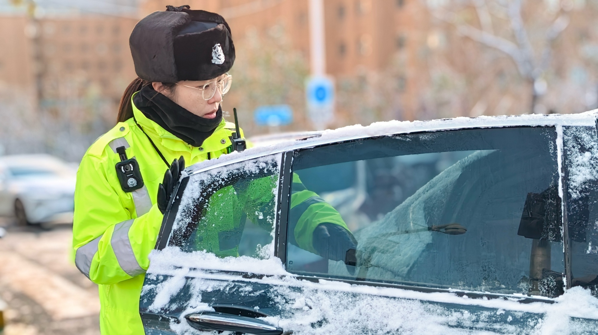 煙臺交警第一大隊全員上路應(yīng)對今冬第一場雪