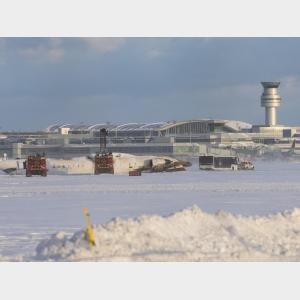 “我被安全帶勒著，倒掛在空中”——多倫多客機(jī)事故幸存者講述驚魂時(shí)刻