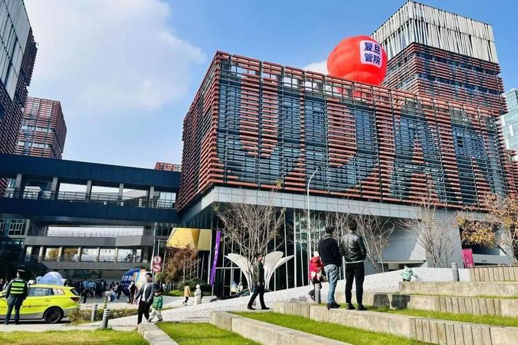 免預約免刷證，上海有個高校校區沒圍墻