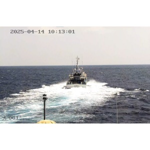 菲海警船位黄岩岛附近海域上演“碰瓷”闹剧