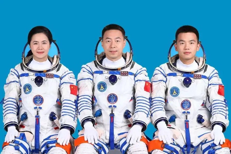 神十九乘組人民日?qǐng)?bào)撰文：在太空讀書(shū)是宇宙級(jí)浪漫