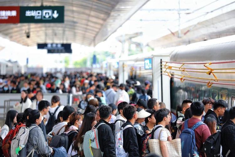 全國(guó)鐵路今天預(yù)計(jì)發(fā)送旅客2110萬(wàn)人次