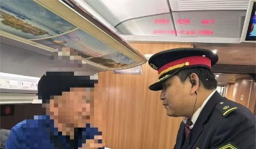 八旬老人误乘高铁 列车工作人员暖心相助