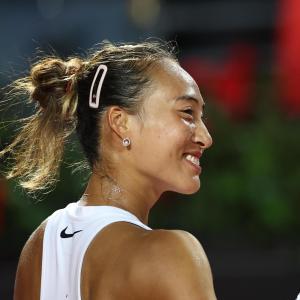 新華社快訊：鄭欽文首勝薩巴倫卡 晉級WTA1000羅馬站女單半決賽