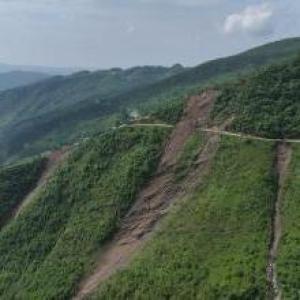 貴州省大方縣果瓦鄉(xiāng)慶陽村山體滑坡已致2人遇難
