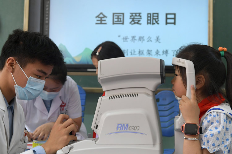 全國“愛眼日”：哪些習慣傷眼睛？護眼產品如何選？
