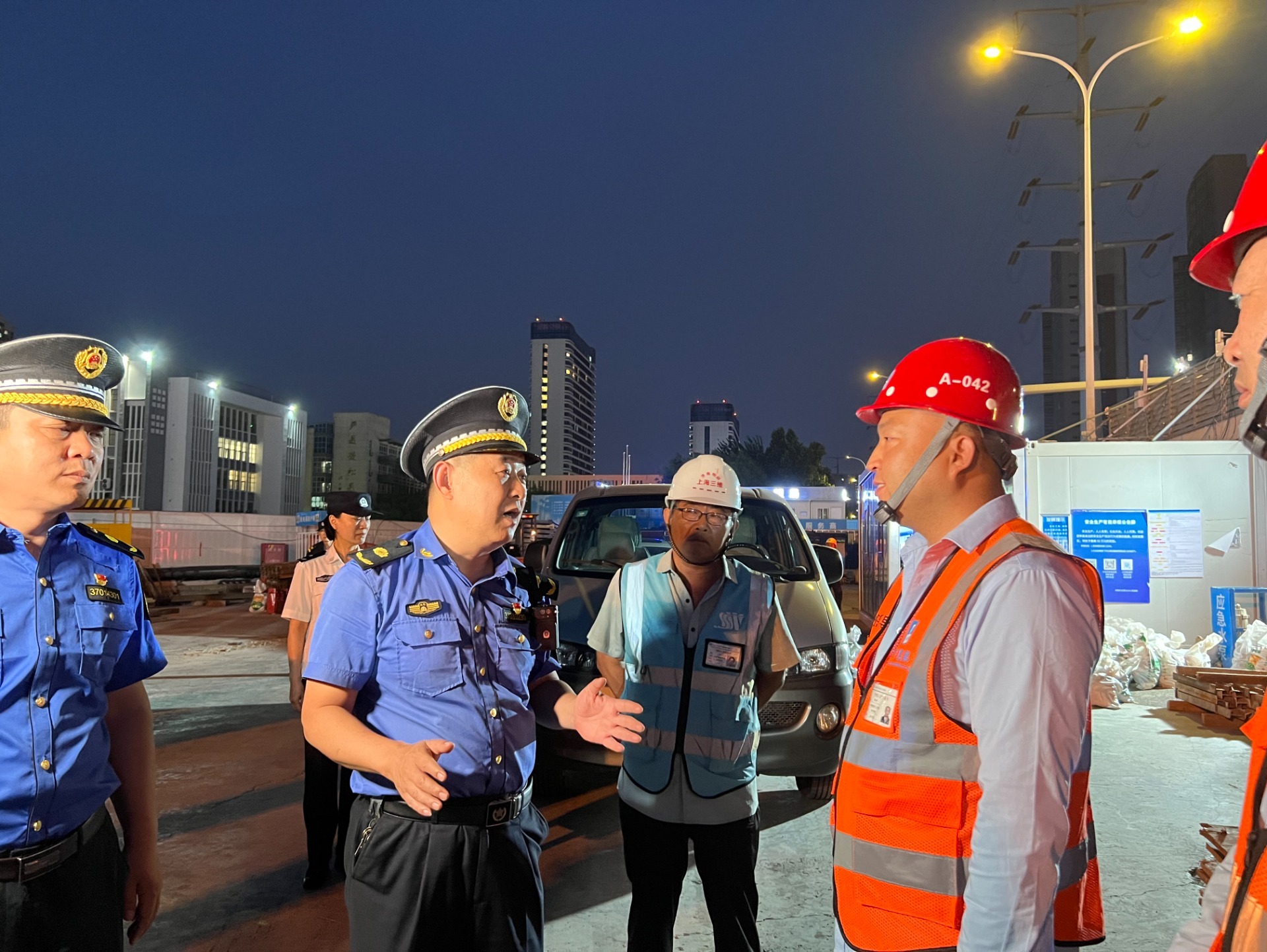 濟南城管“靜音護考”夜查工地，為考生按下城市“靜音鍵”