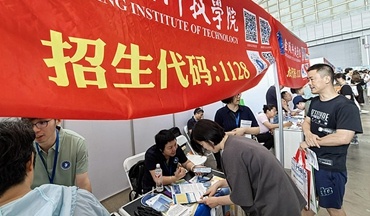海報時評丨我們需要更多高考查分的“新視角”登上熱搜