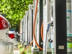新能源汽車充電價格又漲了？車主化身“充電特種兵”