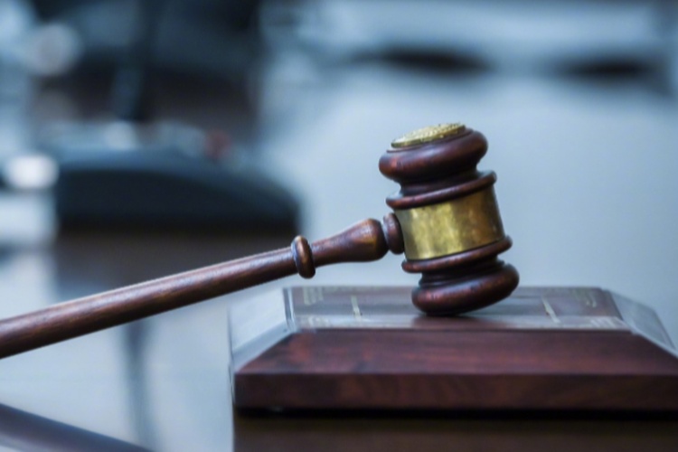 對判決不滿竟持刀跟到法官家中，男子終獲刑！