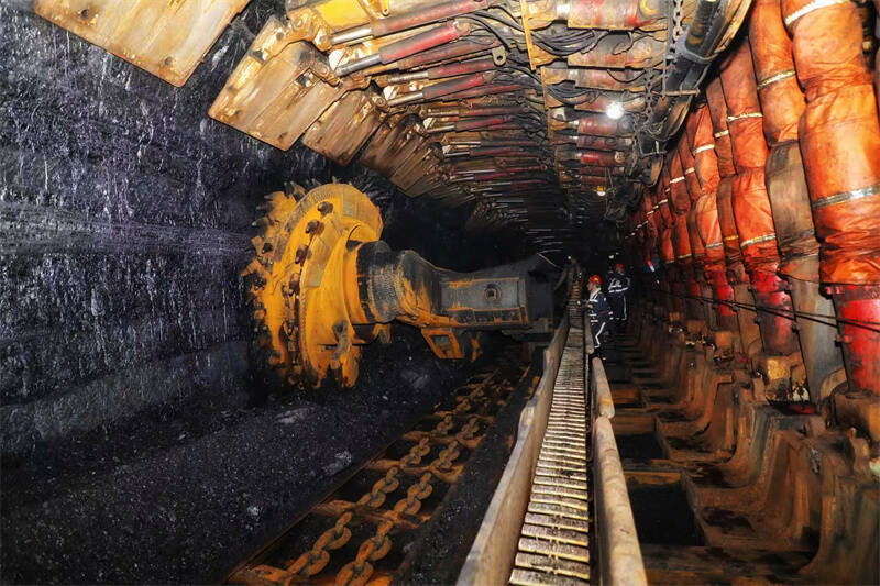 小组副组长谢中辉组织7名小组成员,围绕"工作面高效回撤"进行讨论交流