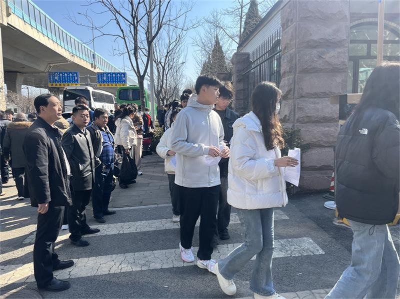 济南市考点学生入场考试