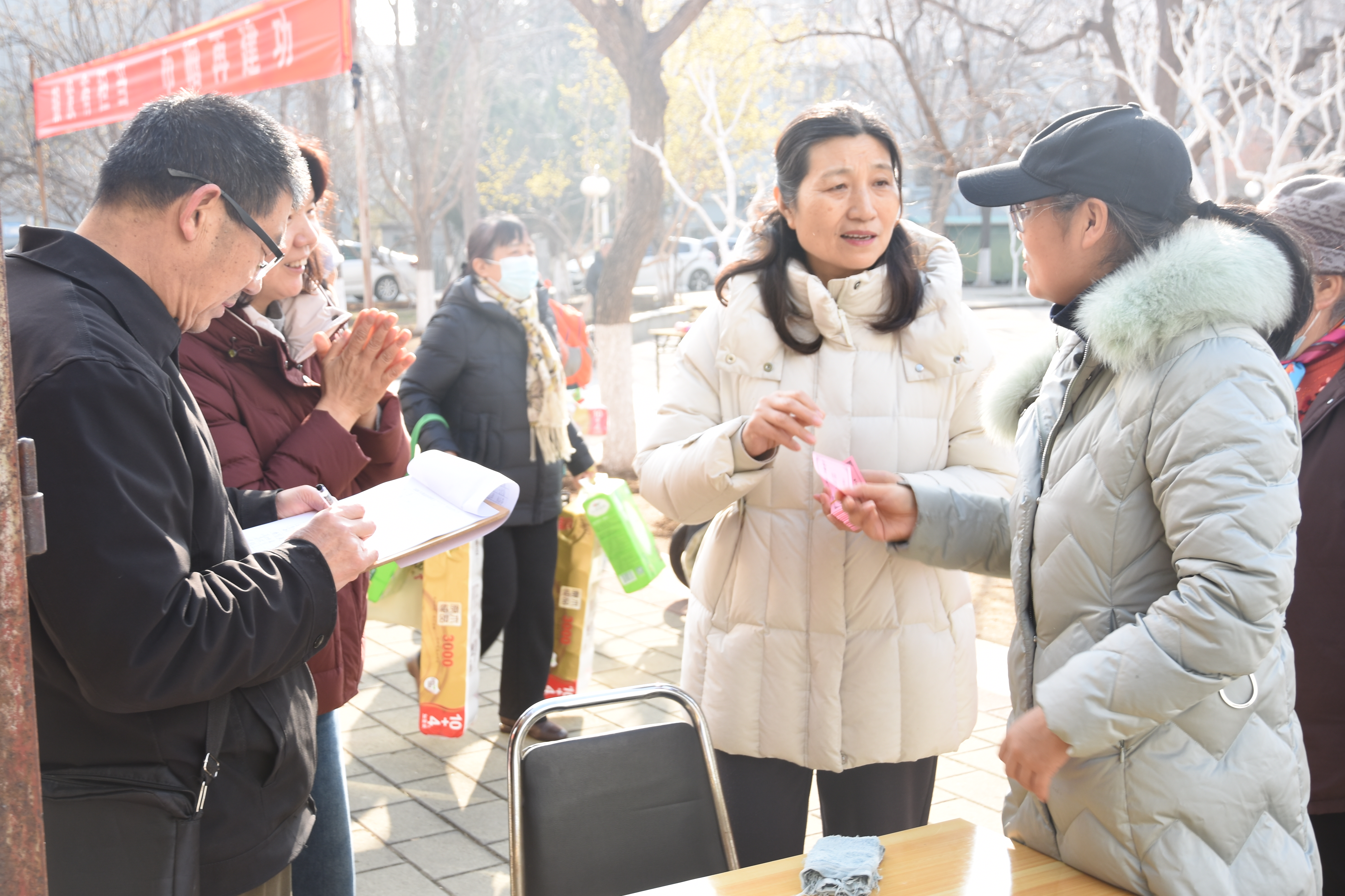 学校离退休女教职工欢度“三八”国际妇女节