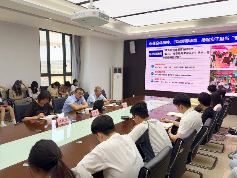 把握时代大势，勇担青年使命|闫栋为实验动物学院学生讲授专题思政课
