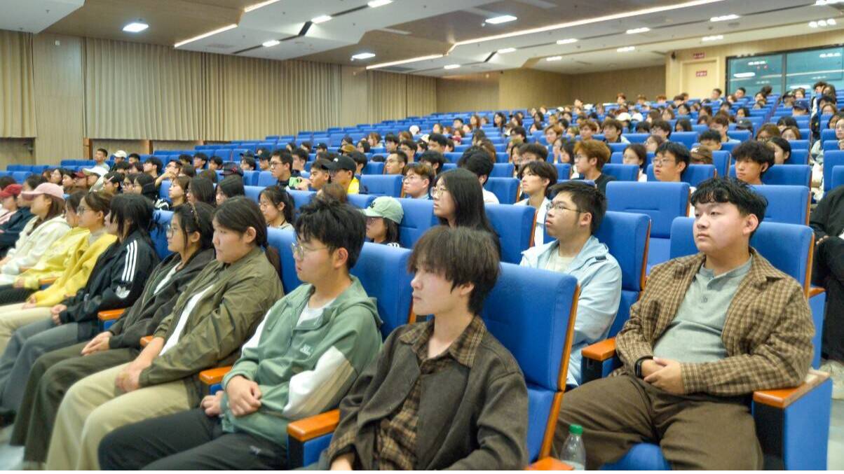 书记请你看电影｜影视制作系2026级新生走进山传影院观看红色影片《志愿军：浴血奋战》
