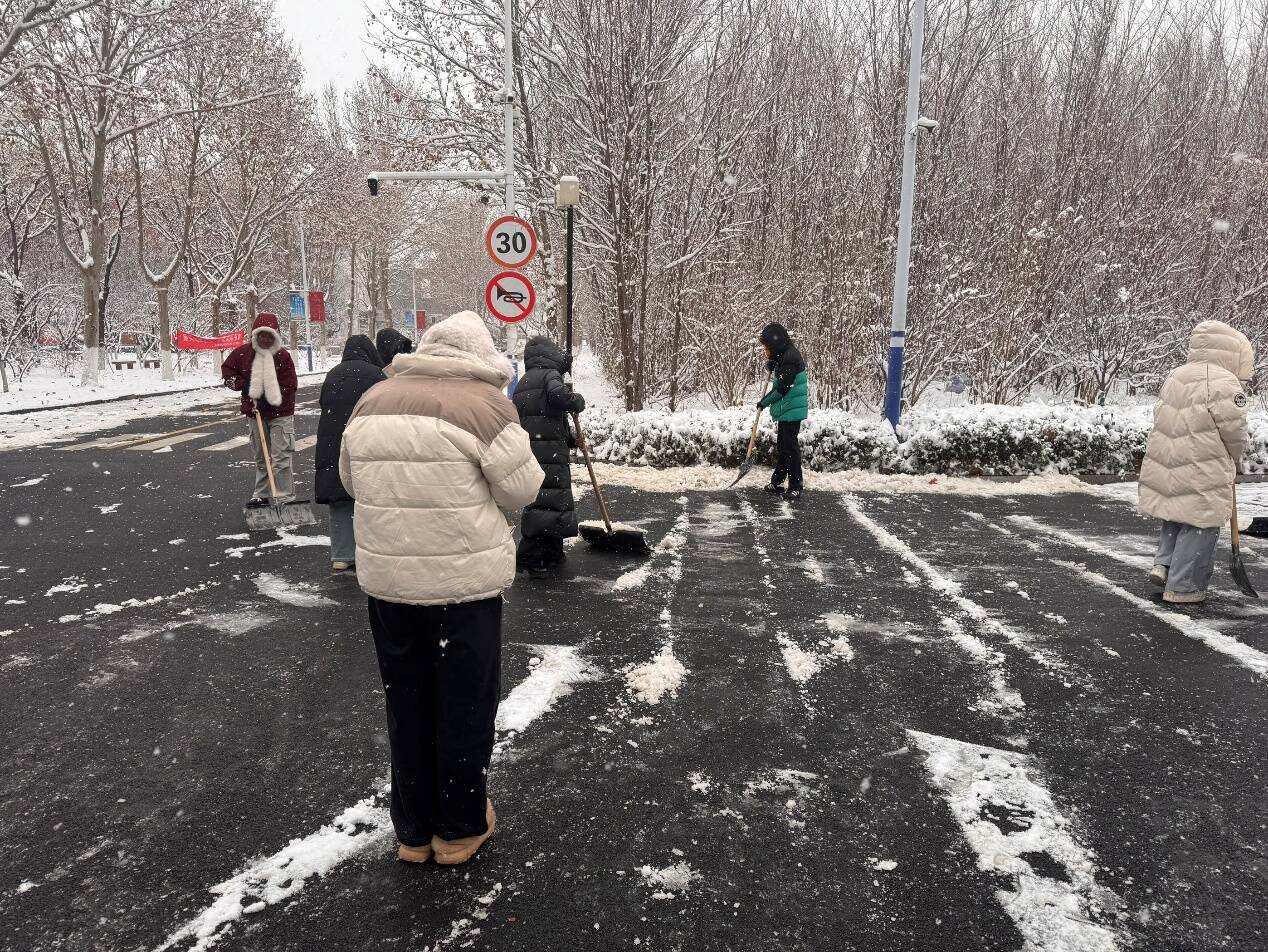 【信工资讯】以雪为令，青春闪光——山东传媒职业学院信息工程系学子温情迎雪履行护校之责