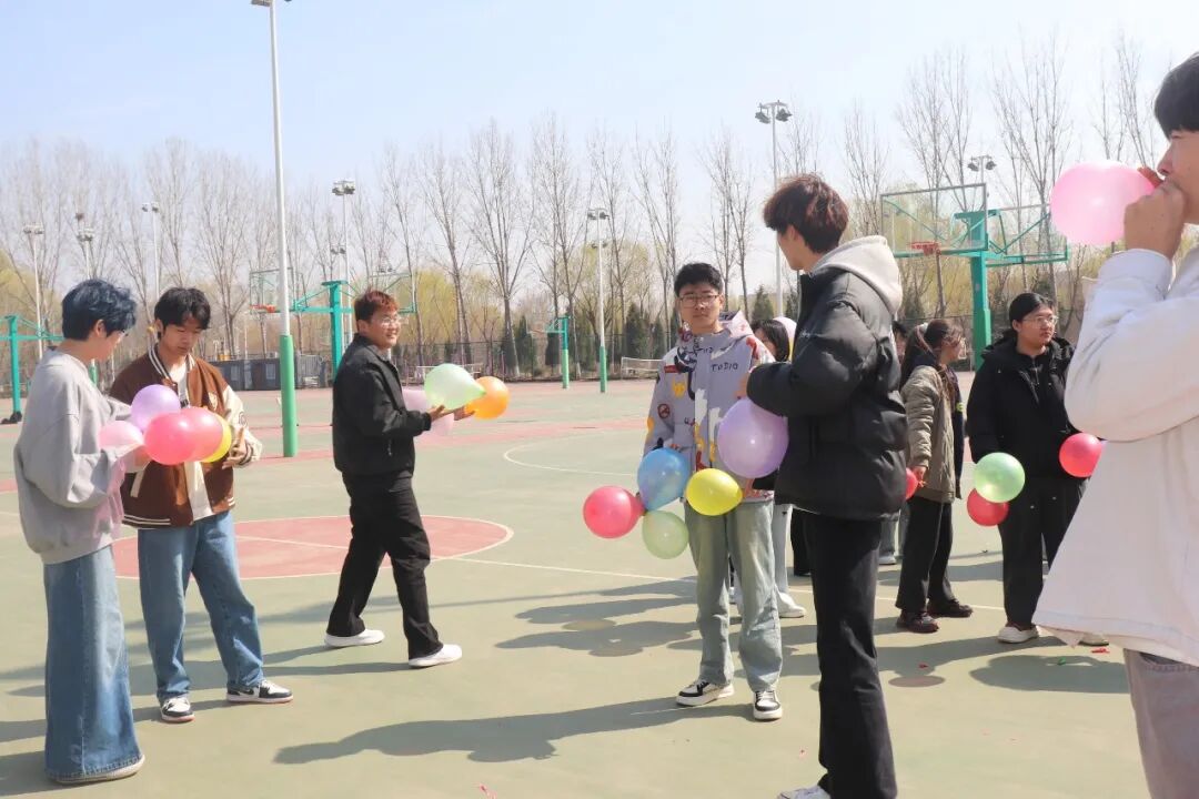 趣味协作展风采 青春活力满校园——数媒动画系夹气球趣味活动圆满举办