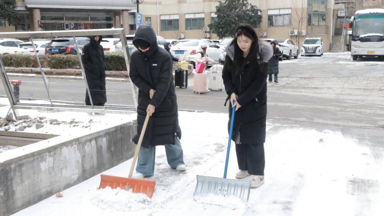 【青春跃动】风雪无阻显担当，志愿扫雪暖校园