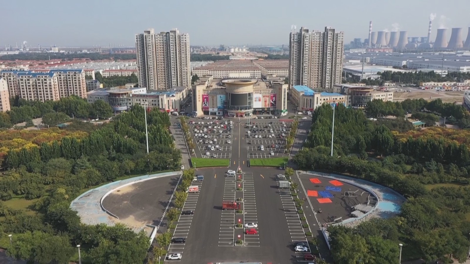 停车难的问题,投资350余万元对新玛特广场进行升级改造,建成邹平