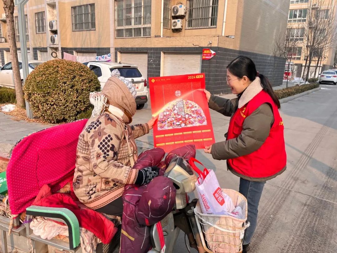 邹平市明集镇组织开展新春送年画活动