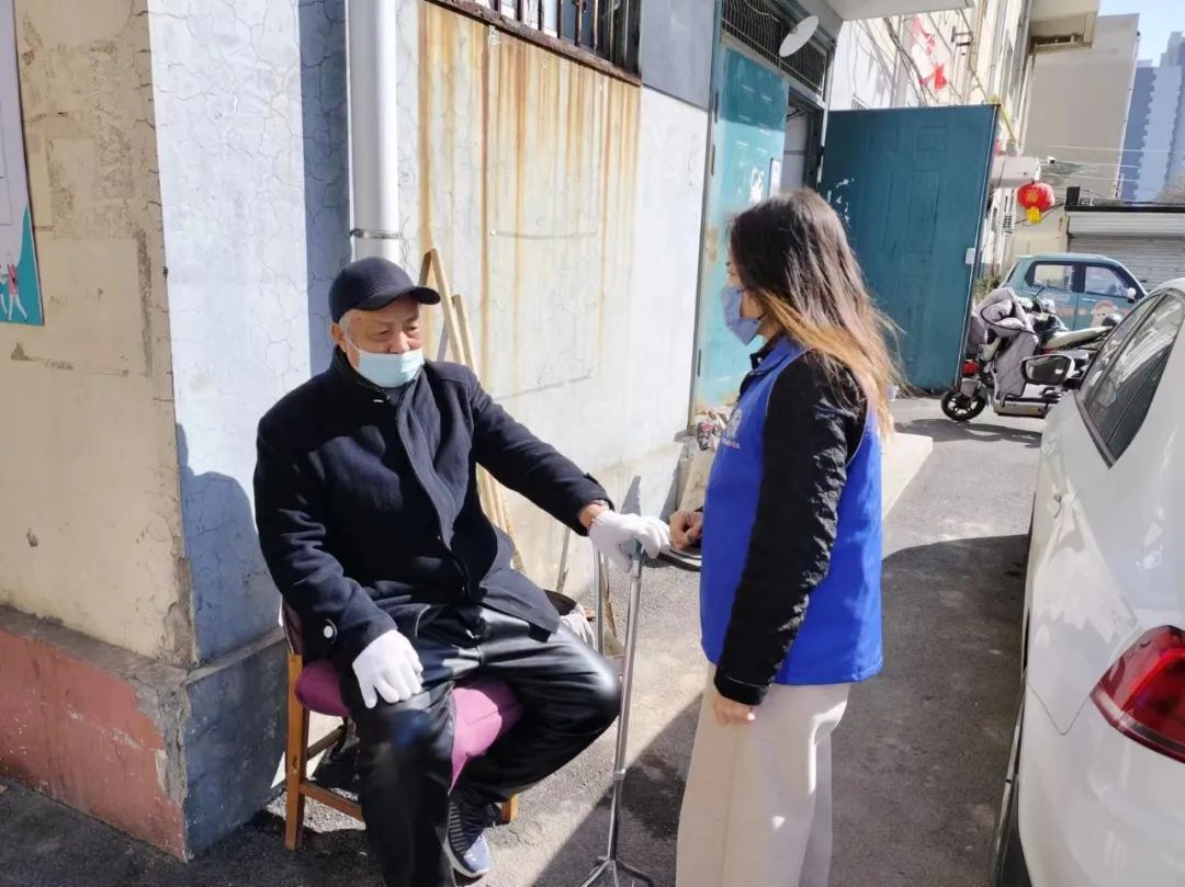 盼"问题,发挥亲和力强,热心肠,工作细心认真等工作优势,采取"以情感人