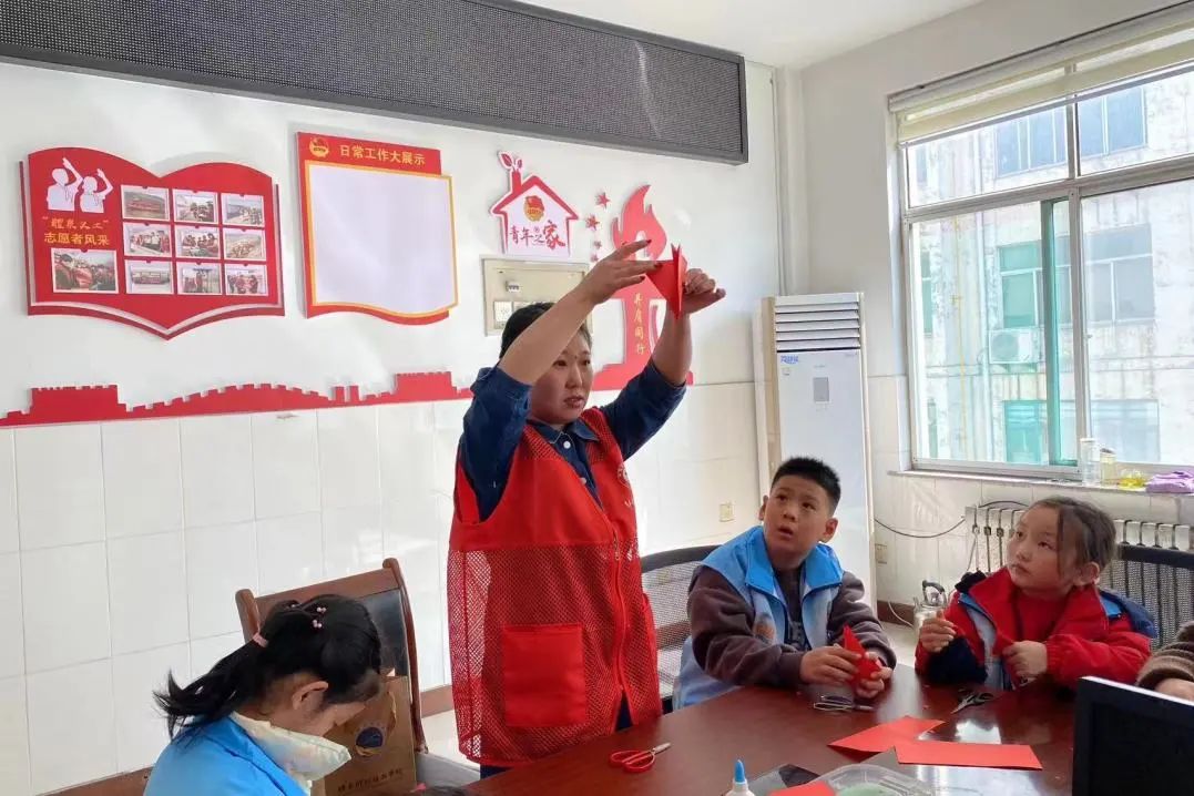 邹平市青阳镇开展传承非遗技艺剪纸巧绘童心剪纸活动