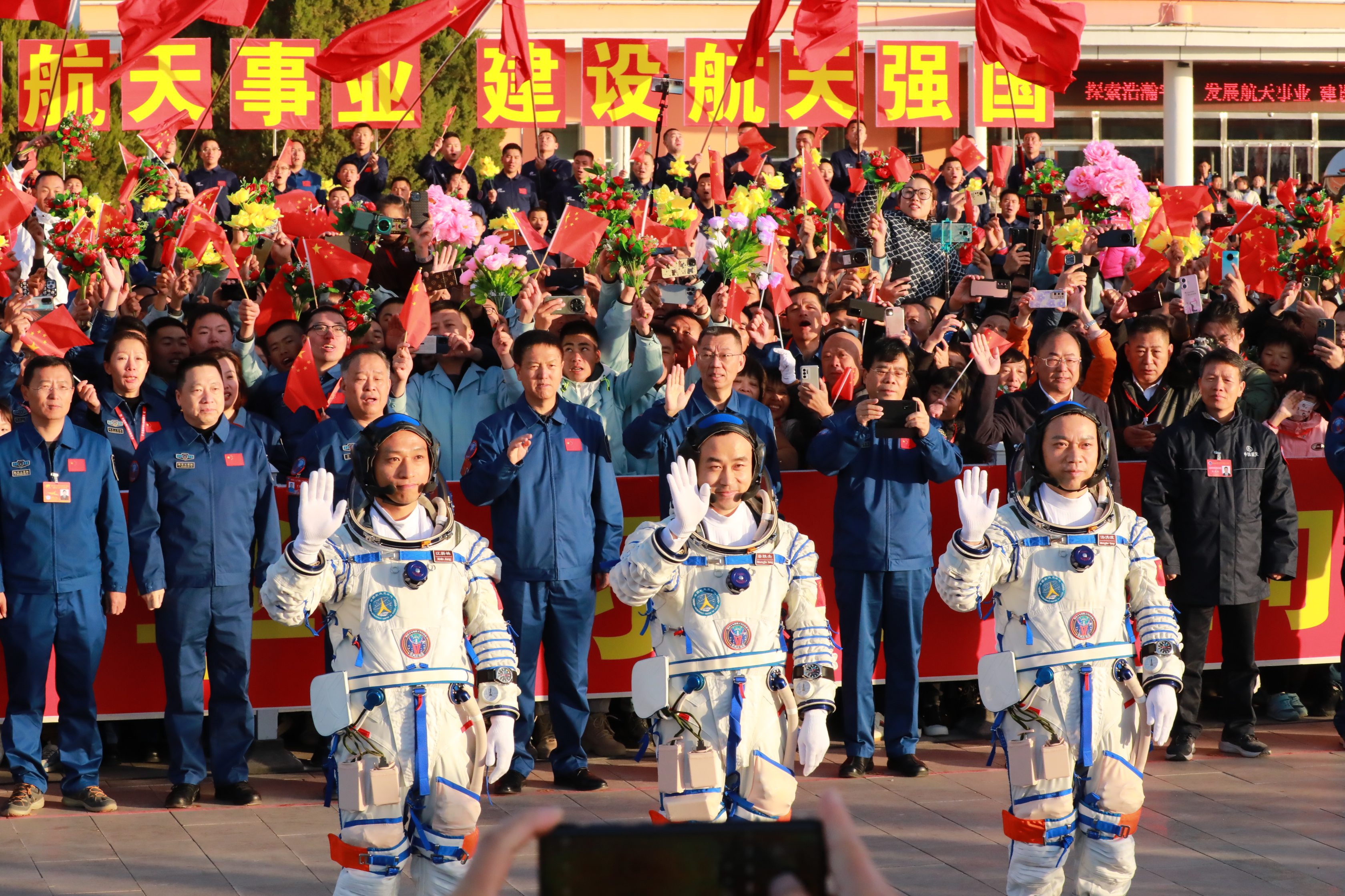 十七号载人飞行任务航天员乘组出征仪式在酒泉卫星发射中心问天阁圆梦