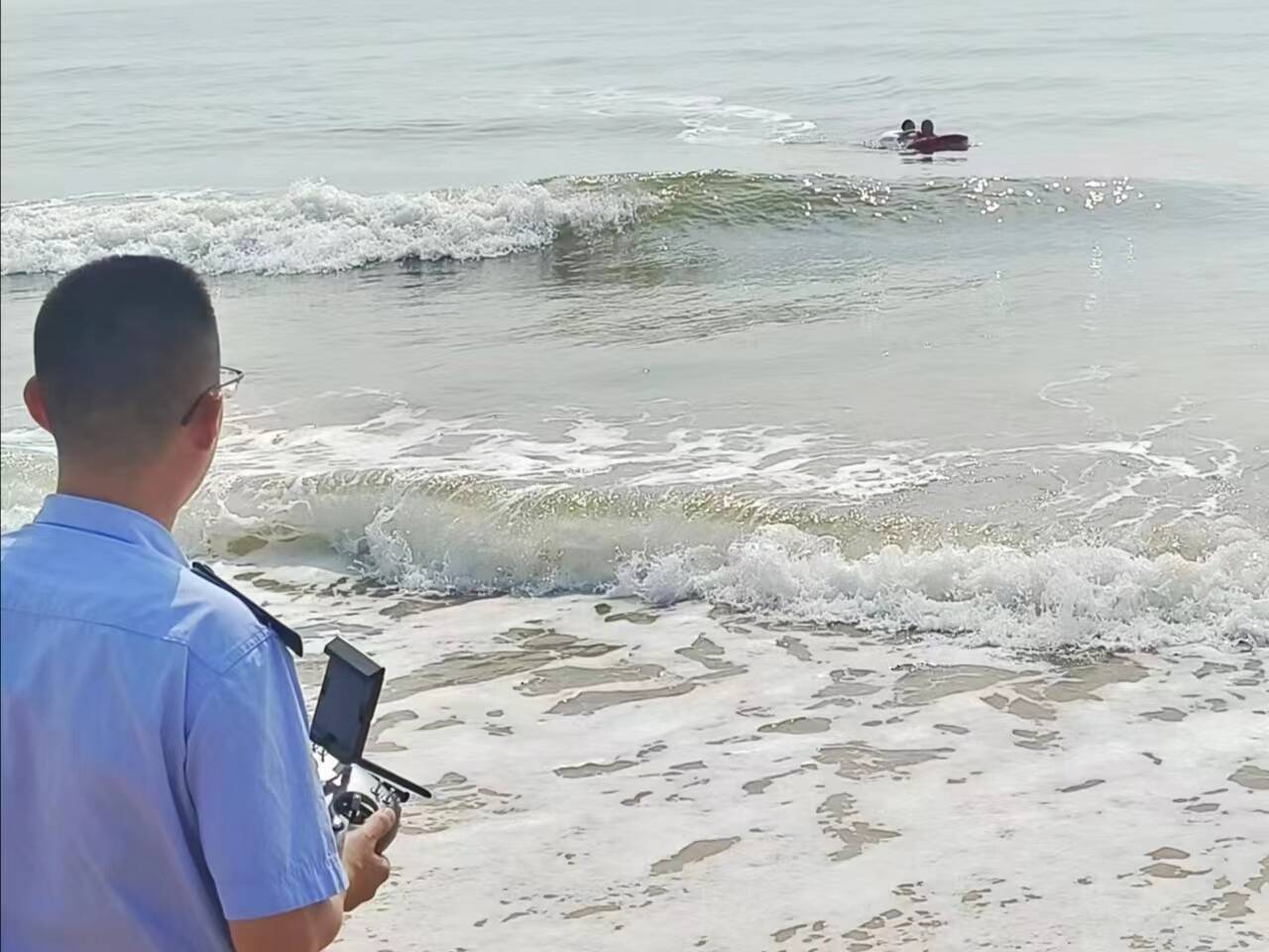 水上救援机器人“立功”  一名女游客被成功营救