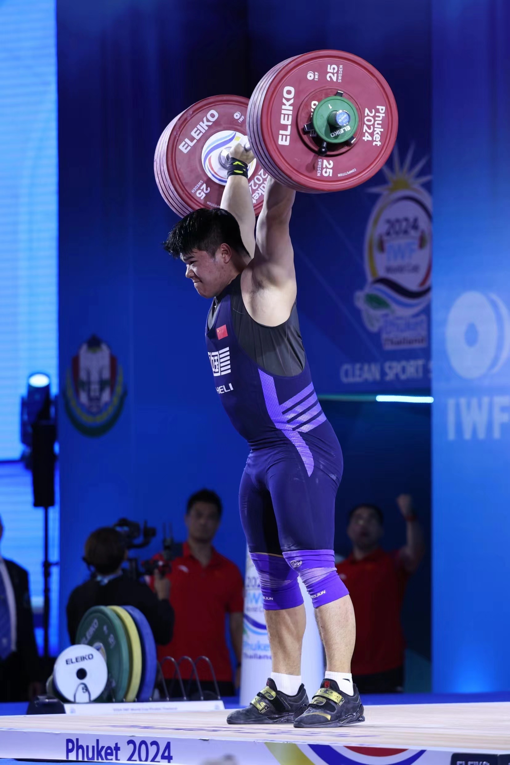 两破世界纪录中国举重选手刘焕华夺两枚金牌